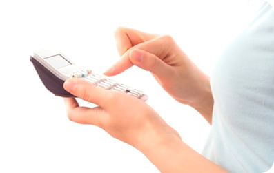 Foto de uma pessoa com uma calculadora na mão fazendo cálculos
